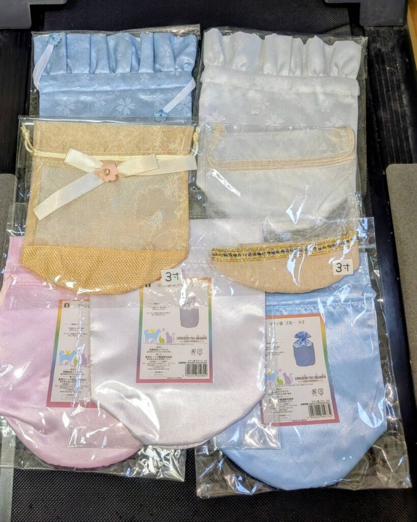 お骨壺を納めるお骨袋を色々取り揃えております。