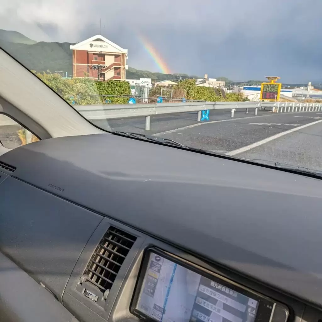 高速を走っていたら大きな虹の橋がかかってました
