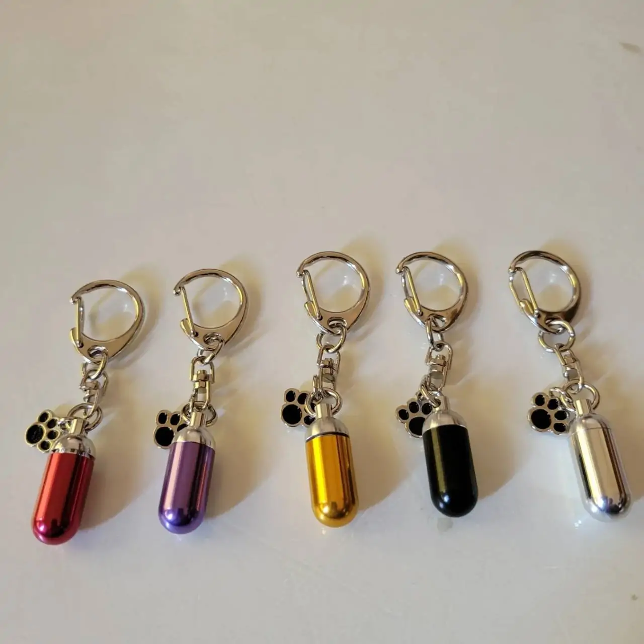 大切なペットとの想い出を形に。ペット遺骨カプセルキーホルダーは、ペットの遺骨の一部を納めて、バッグや鍵につけてペットをいつも近くに感じることができます。愛らしい肉球のチャームが付いており、ペットとの絆を感じられる特別なメモリアルアイテムです。ペットの遺骨を分けて納められるので、ご家族で色違いで持たれる方も多くいらっしゃいます。ペット訪問火葬ペットダイアリーは、大阪府全域でペットとの最後のお別れをサポートいたします。#ペット火葬 #訪問火葬 #ペット葬儀 #ペットセレモニー #ペットメモリアル #寝屋川市 #守口市 #門真市 #摂津市 #四条畷市 #枚方市 #ペット遺骨カプセル #手元供養 #ペットとの絆 #ペット供養