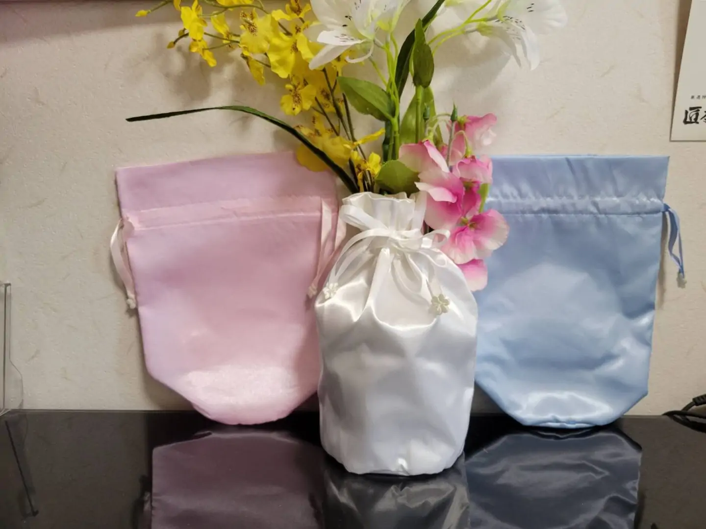愛するペットとの温かな思い出を、最後のセレモニーで形に残す。ペット訪問火葬 ペットダイアリーは、大阪府全域の飼い主様のもとへ、真心を込めてお伺いします。大切なお骨壺を入れておく骨袋も色々取り揃えています。白、ピンク、ブルーの優しいのお色と、リボンにはお花のワンポイントも。骨壷を包み込むような骨袋です。深い悲しみを感じる中でも、大切なペットへの感謝の気持ちを伝えるお手伝いを。ペットダイアリーは、飼い主様に寄り添い、温かなお別れをサポートいたします。#ペット火葬 #訪問火葬 #ペット葬儀 #ペットセレモニー #ペットメモリアル #寝屋川市 #守口市 #門真市 #摂津市 #四条畷市 #枚方市 #優しいお別れ #ペットへの感謝を込めて #骨袋 #心のこもったセレモニー